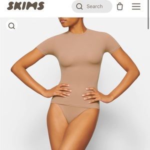 SKIMS- fits everybody tee